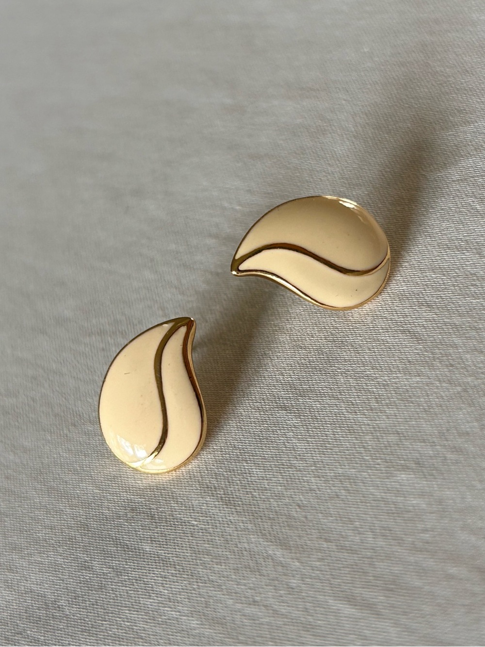 Cream Enamel Paisley Teardrop Stud Earrings Gold Tone Retro